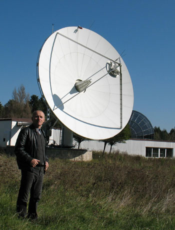 W Centrum Usug Satelitarnych w Psarach w przeddzie rozbirki anteny dla rzepiennickiego obserwatorium astronomicznego.
