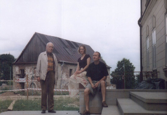 W Bieczu z Konradem Rudnickim i crk Agat na tle szpitala
             gotyckiego zaoonego przez Krlow Jadwig. W tym szpitalu
             mieszkaem w latach 1972-1975 (wtedy peni on funkcj
             internatu).