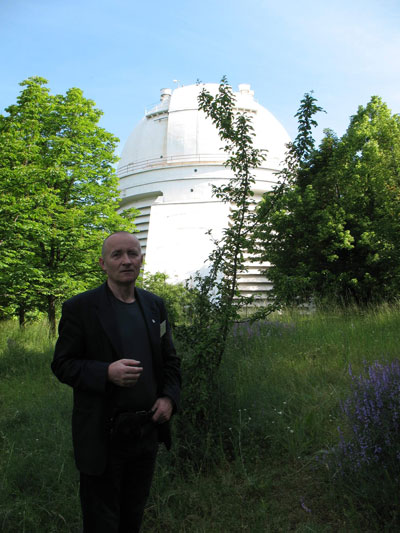 Przed kopu 2.6 metrowego teleskopu w Krymskim
             Obserwatorium Astrofizycznym.