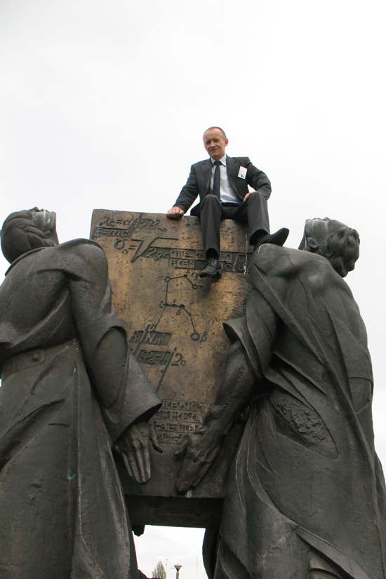 Z pomnika wiat zdaje si wyglda lepiej (Kijw, maj 2011)