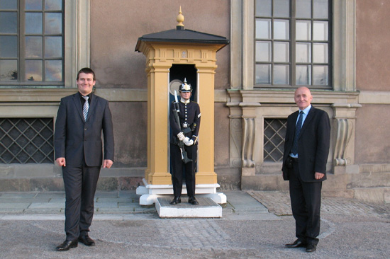 Krla Szwecji strzeg kobiety! Przed zamkiem krlewskim w Sztokholmie z synem Kamilem (wrzesie, 2011)