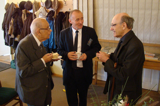Z Virgini Trimble (u gry) oraz z Konradem Rudnickim i Michaem Hellerem, podczas sesji naukowej Czowiek i Wszechwiat (Krakw, 15 padziernika 2011)