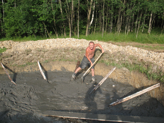 Taniec z opat po zastygajcym betonie fundamentu pod RT-9 w Rzepienniku Biskupim (lipiec, 2012)