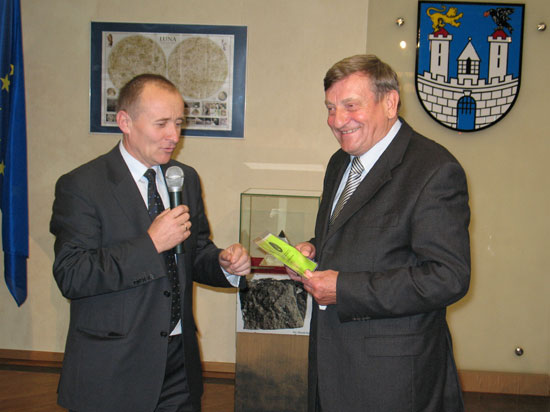 Z kosmonaut Mirosawem Hermaszewskim prawie na Ksiycu (Czstochowa, 28 padziernika 2010)