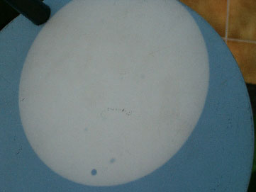 Zdjęcie ekranu z obrazem Słońca wykonane aparatem cyfrowym HP735 na stanowisku obserwacyjnym 3 przez Jerzego Danowicza.