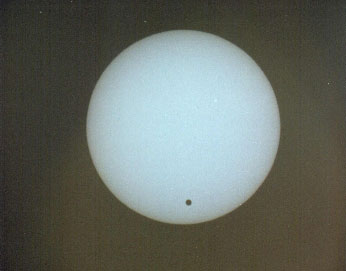 Zdjęcie Wenus na tle tarczy słonecznej wykonane na stanowisku obserwacyjnym 4 aparatem ZENIT TTL przez Artura Le¶niczka.