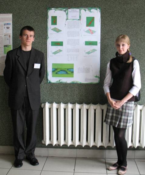Magdalena urawska i Kamil Wszoek przy swoim plakacie