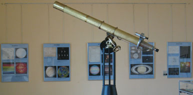 Wiekowa luneta Metlera wypoyczona do Muzeum Czstochowskiego na czas trwania wystawy 'Od lunety Galileusza do teleskopw kosmicznych' (wiosna 2010). (fot. B.Wszoek)
    Konferencja naukowa 'Astrophisica Nova'