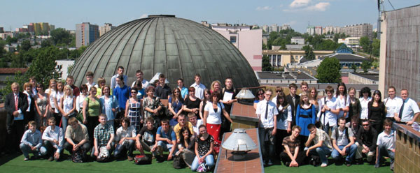 Fina VII konkursu astronomicznego URANIA. Uczestnicy, opiekunowie i organizatorzy
         na tarasie widokowym w Instytucie Fizyki AJD. (fot. M.Malenta)