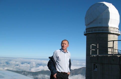 Pic du Midi (2897 m n.p.m.), 26 lipca 2010. Bogdan Wszoek przy kopule 2-metrowego teleskopu Bernarda Lyota. W dole pod chmurami znajduje
    si Lourdes. (fot. B.Wszoek)