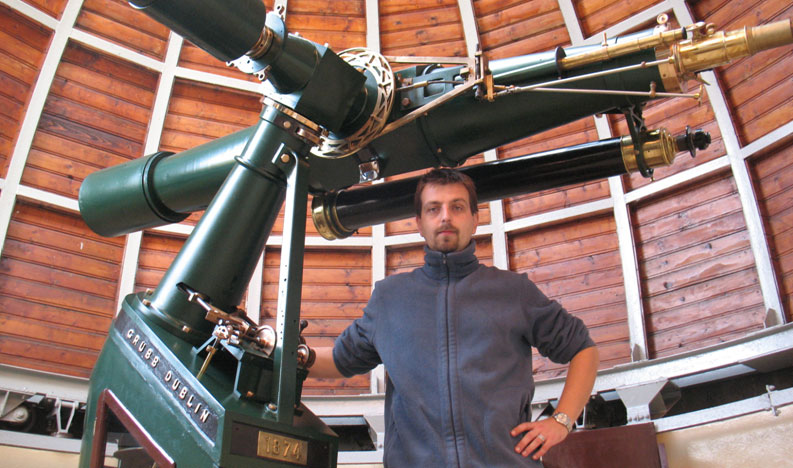 Janusz Nicewicz w odwieonej kopule przy odnowionym teleskopie.