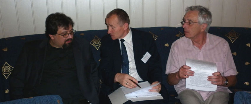 Prezesowstwo AN podczas obrad. Od lewej: Marek Jamrozy, Bogdan Wszoek i Dariusz Stefaski.
