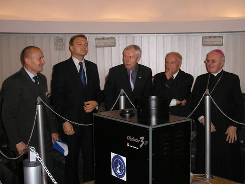 Po odsoniciu projektora wewntrz kopuy.