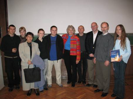 Od lewej: Kamil Wszoek, Magdalena urawska, Magdalena Wszoek, Agnieszka Kumicz, Artur Kumicz, Shannon Lucid
    (astronautka), Bogdan Wszoek, John Hall (przedstawiciel NASA), Marek Nowak i Karina Bczek (fot. P. Plaszczyk)