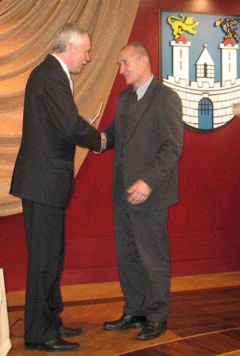 Dr Bogdan Wszoek przyjmuje wyrnienie z rk Prezydenta Dr. Tadeusza Wrony (fot. A.Markowski)