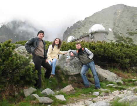 Na tle gmachu Obserwatorium w Skalnate Pleso