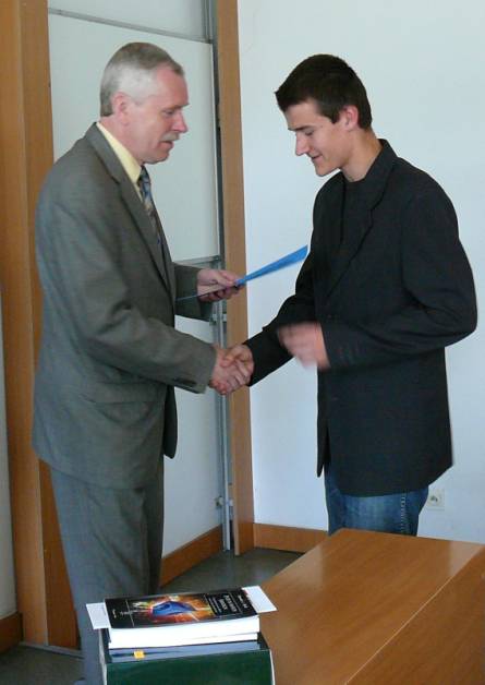 Prezydent Czstochowy Dr Tadeusz Wrona gratuluje Kamilowi Wszokowi zwycistwa w konkursie (fot. M. Nowak)