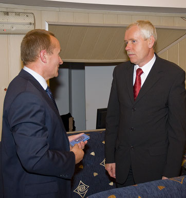 Bogdan Wszoek wrcza Panu Prezydentowi legitymacj honorowego czonka SACTN. (fot. M.Nowak)
