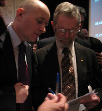 George Smith odwzajemnia si Bogdanowi Wszokowi autografem za otrzymane zdjcia Wenus (fot. A.Koodziejczyk)