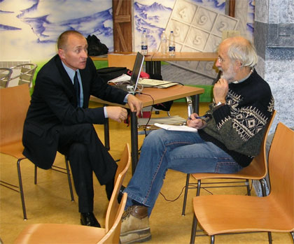 Bogdan Wszoek i Michel Auriere rozmawiaj o formach wsppracy astronomicznej (fot. K.Bczek)