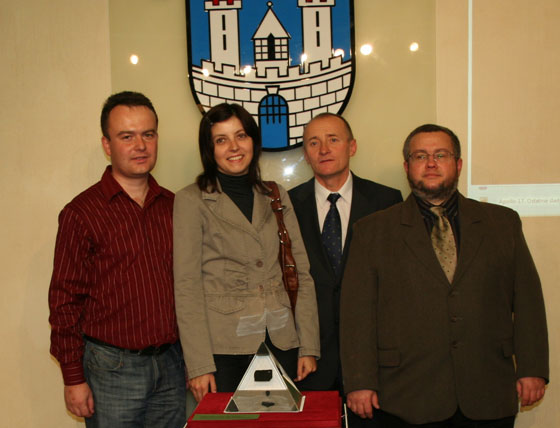 Przy kamieniu z Ksiyca w Ratuszu Miejskim w Czstochowie stoj od lewej:
    Grzegorz Czepiczek, Dorota Czepiczek, Bogdan Wszoek i Waldemar Zwierzchlejski. (fot. A. Strzelecki)