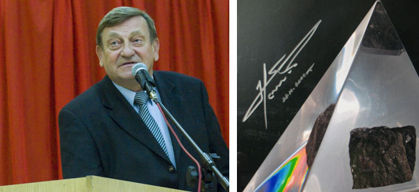 Gen. Mirosaw Hermaszewski podczas wykadu w AJD. Po prawej autograf polskiego
        kosmonauty z dat 28.10.2010 dla Muzeum. (fot. B.Wszoek)