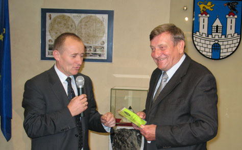 Gen. Mirosaw Hermaszewski podczas wykadu w AJD. Po prawej autograf polskiego
        kosmonauty z dat 28.10.2010 dla Muzeum. (fot. B.Wszoek)