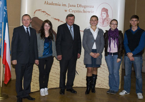 Gen. Mirosaw Hermaszewski z opiekunem i czonkami Sekcji Astronomicznej Koa Naukowego
        Studentw  WMP AJD. Od lewej: Bogdan Wszoek, Sylwia Kusiak, Mirosaw Hermaszewski, Agnieszka Debudej, Paulina Bach i Piotr Kraj. (fot.M.Nowak)