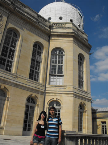 Sylwia Kusiak i Piotr Kraj przed gmachem Obserwatorium Paryskiego. (fot. P.Kraj)