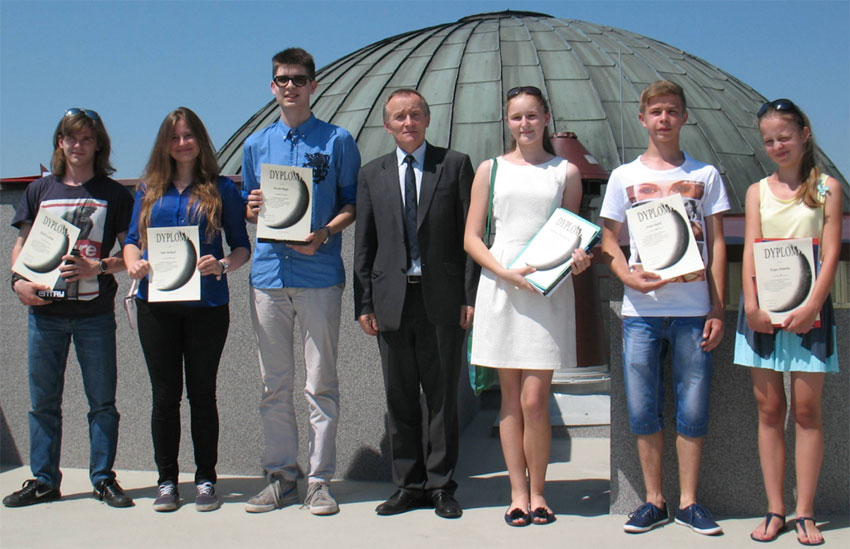 Od lewej: Karol oziski, Julia Makuch, Maciej Bugaj, Bogdan 
Wszoek, Weronika Mazurowska, Adam Dbek, Kinga Adamska.