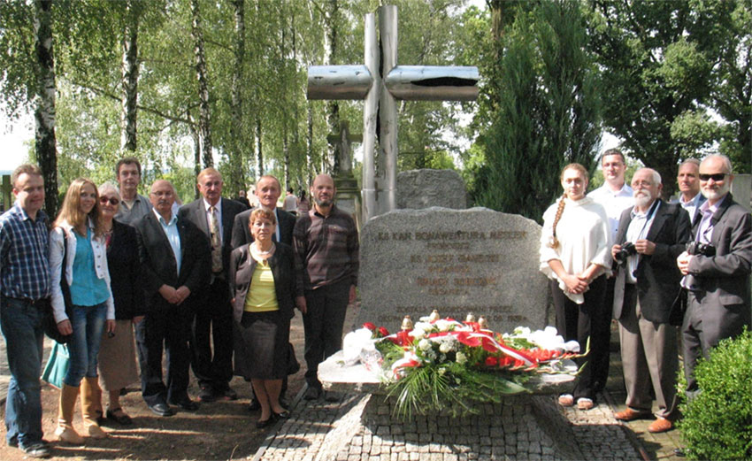 Przy grobie Metlera (od lewej): Grzegorz Czepiczek, Karina 
Bczek, Maria Pomiska, Tomasz Baraski, Ryszard Rejment, Kazimierz Blaszczak, 
Magdalena i Bogdan Wszokowie, Francis Oger, Agnieszka i Krzysztof Dymarek, 
Grzegorz Maruszczyk, Witold Machura, Marek Nowak. (fot. A. Leniczek)