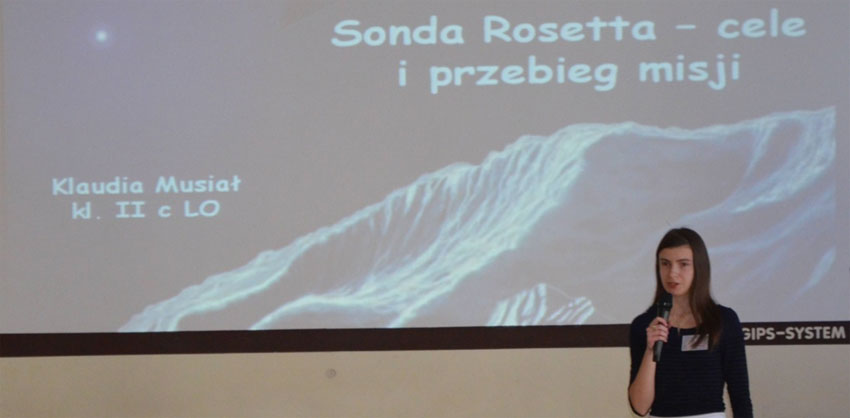 Klaudia Musia podczas prezentacji (archiwa VII LO w 
Czstochowie).